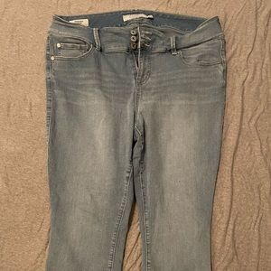 torrid jegging crop capri light colored denim. Size 18.